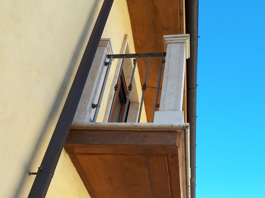 pitture esterne, balcone con effetto legno su cemento